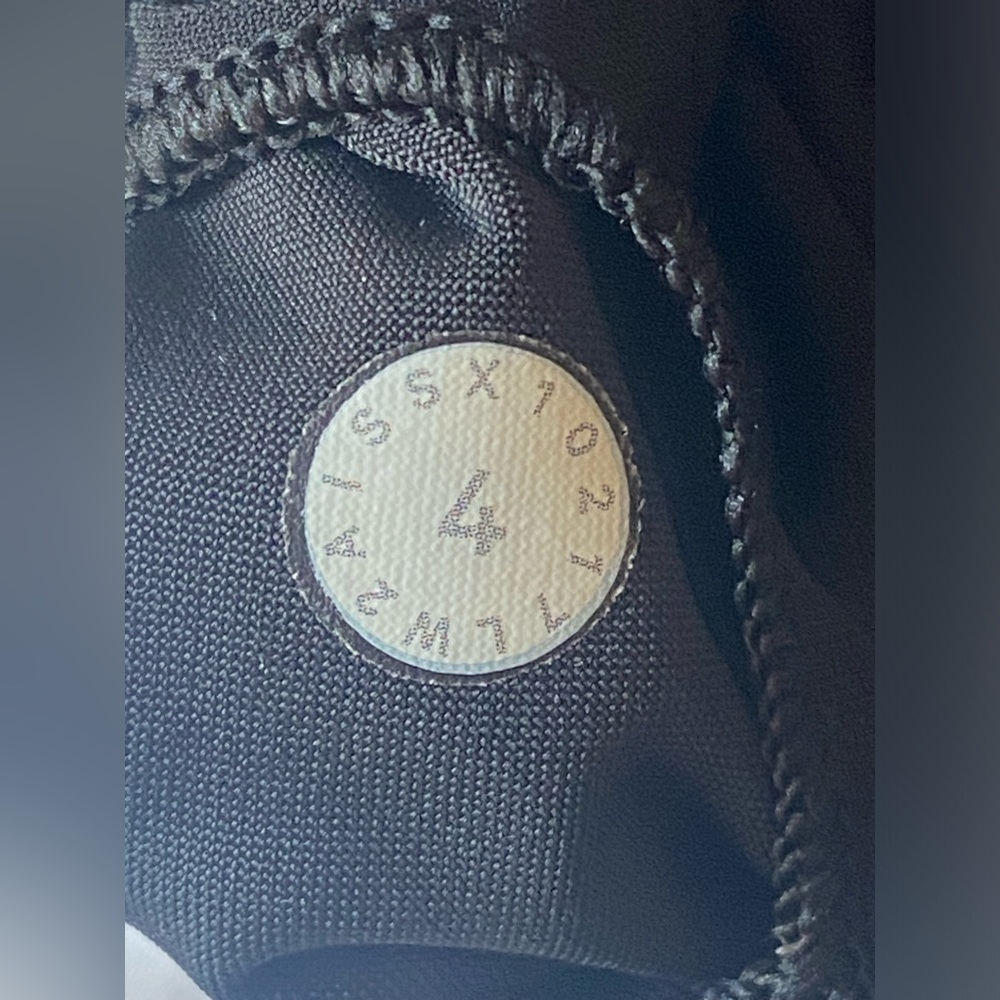 Lululemon Twist & Train Bra in Black ~ Size 4 - Picture 10 of 10
